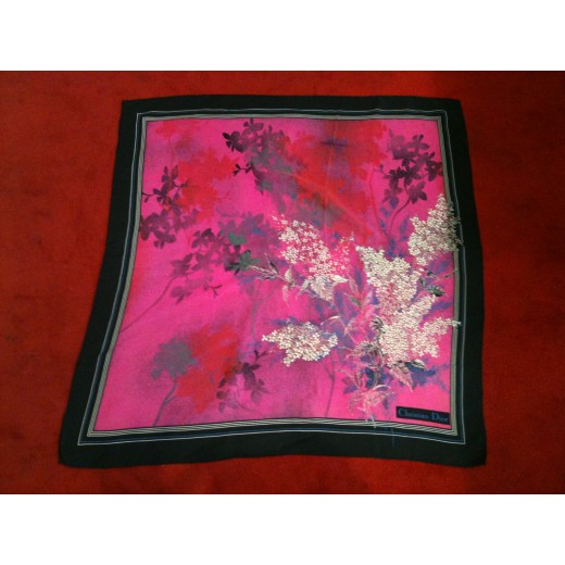 Foulard Dior Fleurs fond rose.