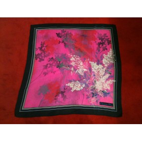 Foulard Dior Fleurs fond rose.