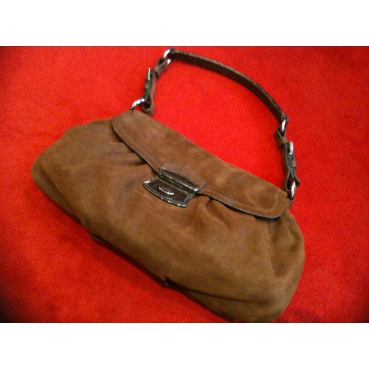 Sac PRADA porté épaule