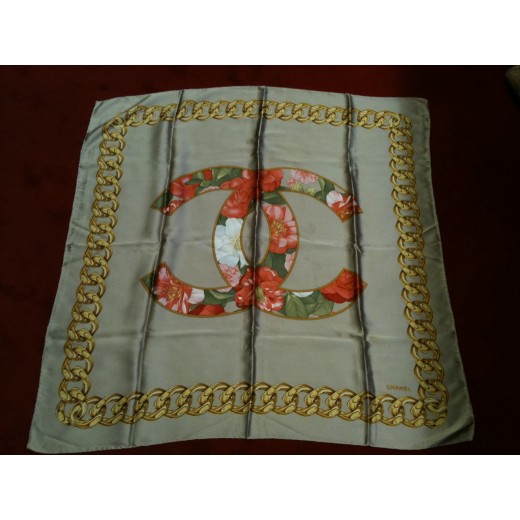 Foulard Chanel Camélias fond beige