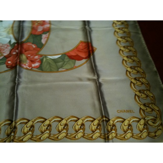 Foulard Chanel Camélias fond beige