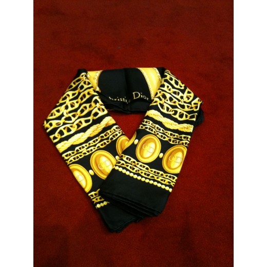 Foulard Dior en soie noir et or.