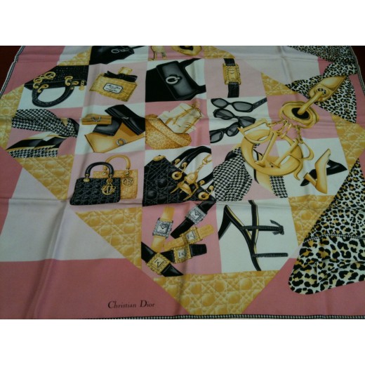 Foulard Dior  fond rose.
