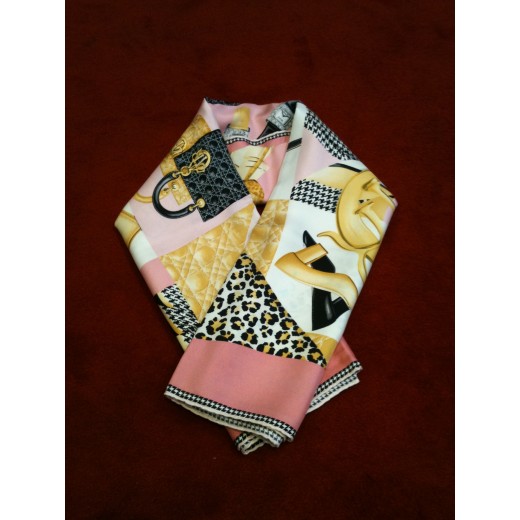 Foulard Dior  fond rose.