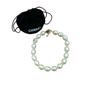 Collier de perles Chanel...