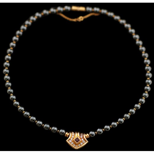 Collier Boucheron en or, rubis, diamants et hématite