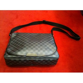 Besace Louis Vuitton District GM en toile damier 