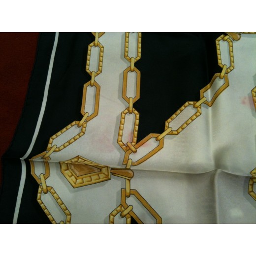 Foulard Must De Cartier En Soie foulard-must-de-cartier-en-soie