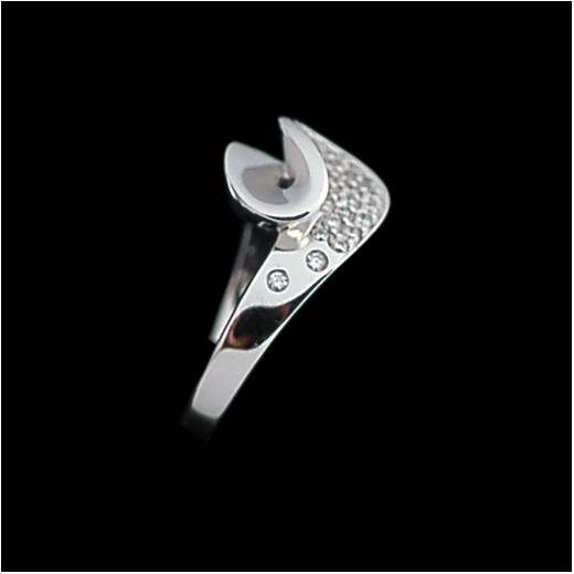 Bague moderne en or et diamants