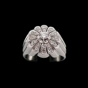 Bague moderne fleur en platine et diamants