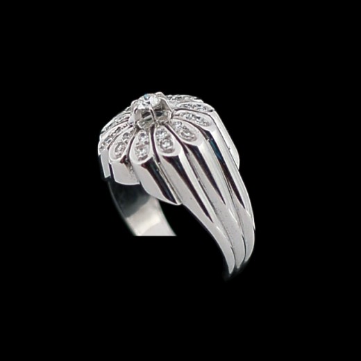 Bague moderne fleur en platine et diamants