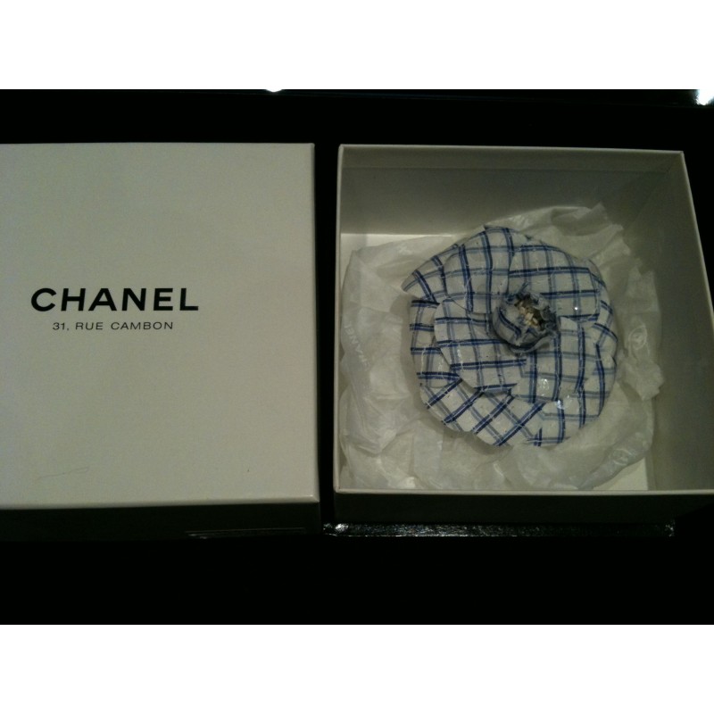 Broche Chanel en tissu vichy