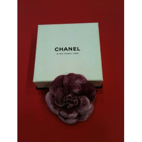 Broche Chanel Camélia en velours vieux rose