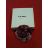Broche Chanel Camélia en velours vieux rose