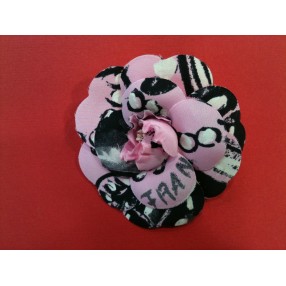 Broche Chanel Camélia en tissu fond rose