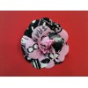 Broche Chanel Camélia en tissu fond rose