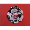 Broche Chanel Camélia en tissu fond rose