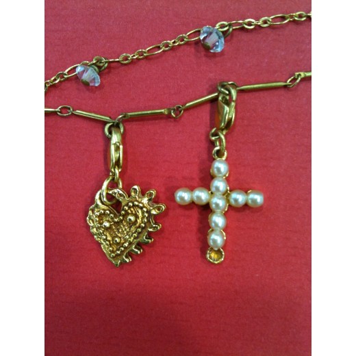 Collier Christian Lacroix en métal doré avec breloques