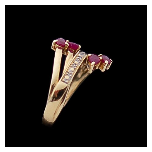 Bague moderne en or, rubis et diamants