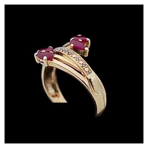 Bague moderne en or, rubis et diamants