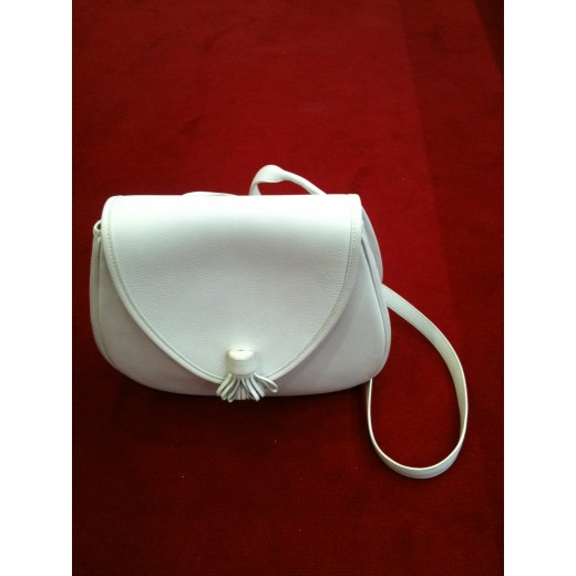 Sac Hermès en cuir blanc porté épaule