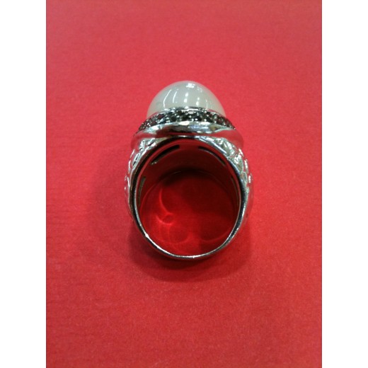 Bague Hellmuth en argent, diamants noirs et agathe