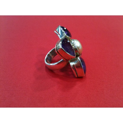 Bague moderne en argent et améthystes