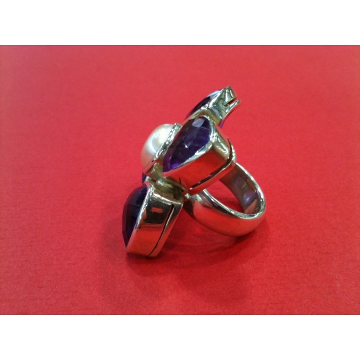 Bague moderne en argent et améthystes