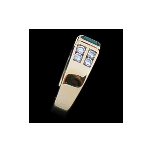Bague moderne en or, émeraude centrale et diamants