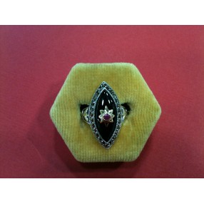 Bague ancienne  en argent avec onyx, rubis, marchassites et or jaune.