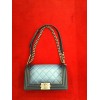 Sac Chanel Boy  en cuir de veau bleu