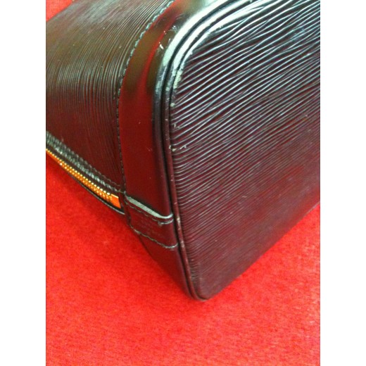 Sac Louis Vuitton Alma en cuir épi noir