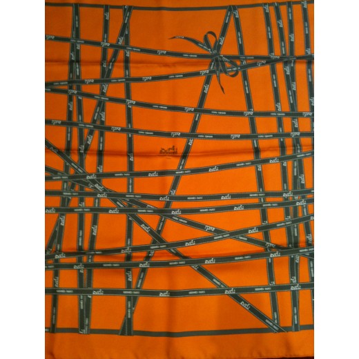 Carré Hermès Ruban orange en soie