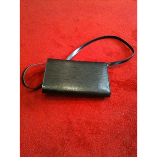 Pochette Louis Vuitton Arche en cuir épi noir