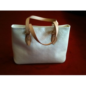 Sac Louis Vuitton en cuir vernis monogram blanc