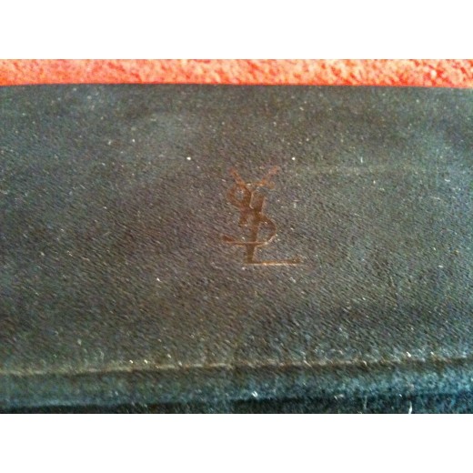 Pochette Yves Saint Laurent en suédine noire