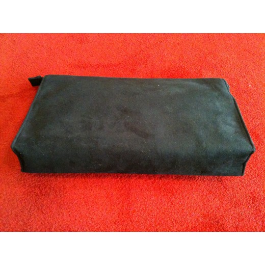 Pochette Yves Saint Laurent en suédine noire