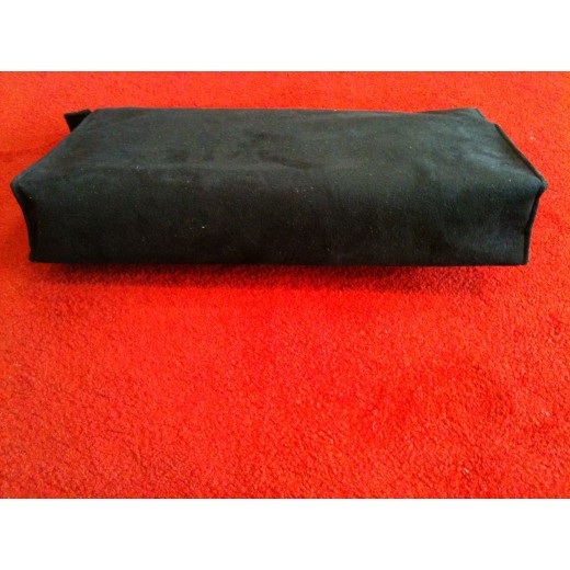 Pochette Yves Saint Laurent en suédine noire