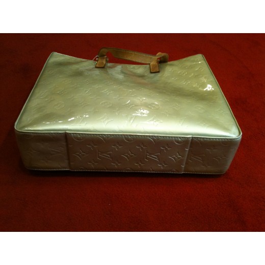 Sac Louis Vuitton en cuir vernis monogram beige