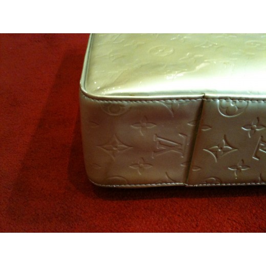 Sac Louis Vuitton en cuir vernis monogram beige