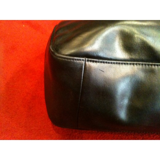 Sac Longchamp en cuir noir porté main