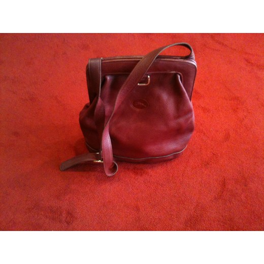 Sac Longchamp en cuir bordeaux porté épaule