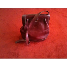 Sac Longchamp en cuir bordeaux porté épaule