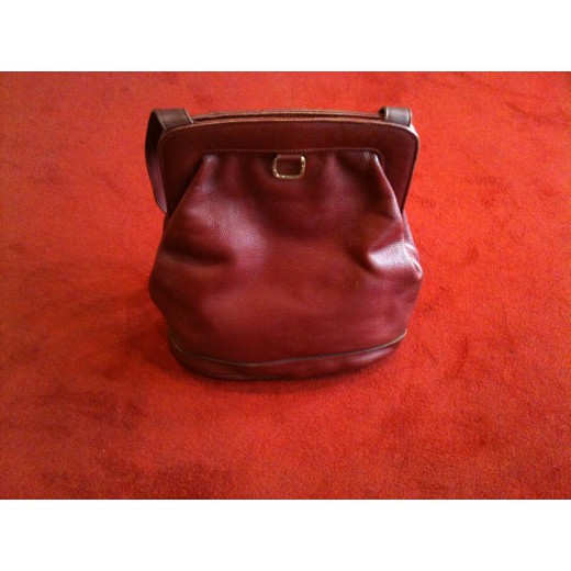 Sac Longchamp en cuir bordeaux porté épaule