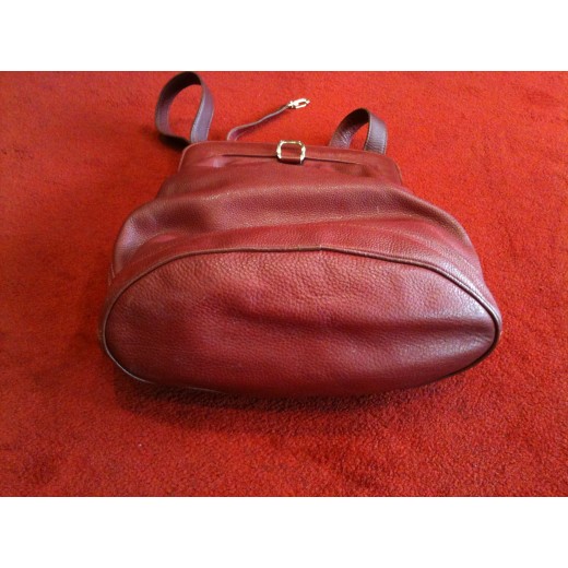 Sac Longchamp en cuir bordeaux porté épaule