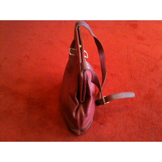 Sac Longchamp en cuir bordeaux porté épaule