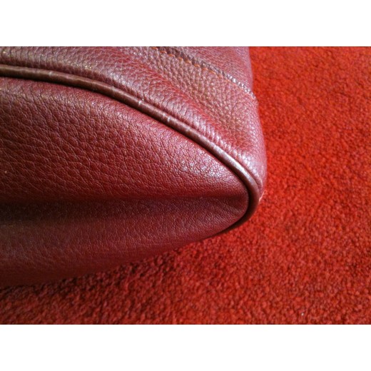 Sac Longchamp en cuir bordeaux porté épaule