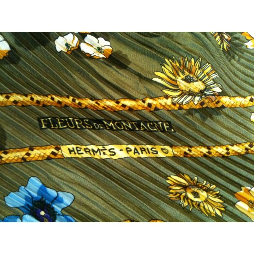 Carré Hermès Plissé Fleurs de montagne en soie