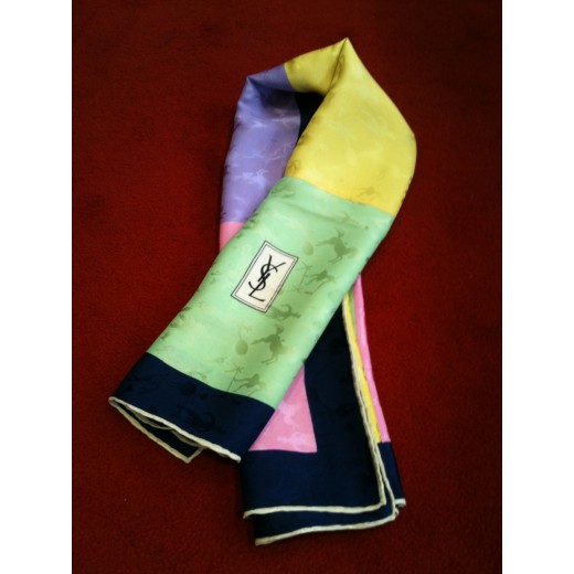 Foulard Yves Saint Laurent en soie