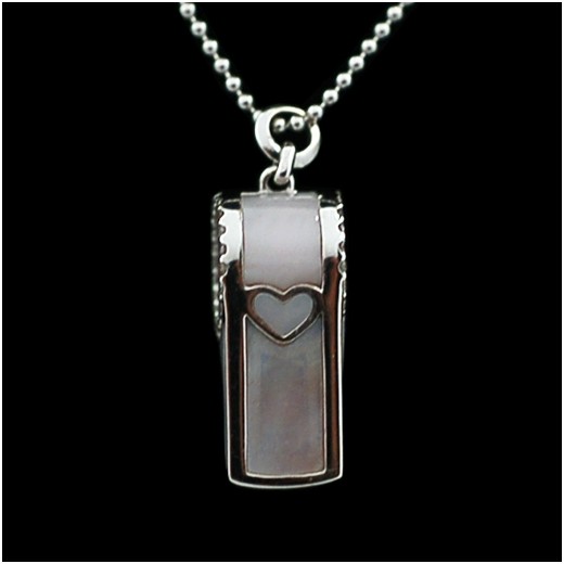 Pendentif Victoria Casal Sifflet en or, nacre et diamants